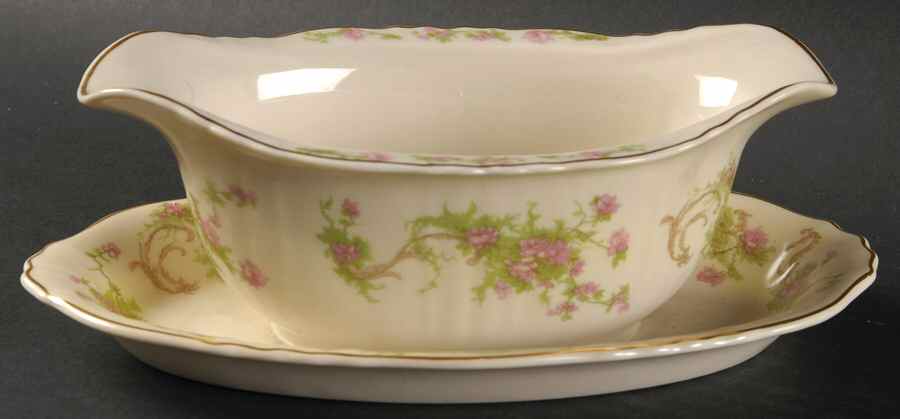 Dearborn Gravy Boat with Attached Underplate by Syracuse-1
