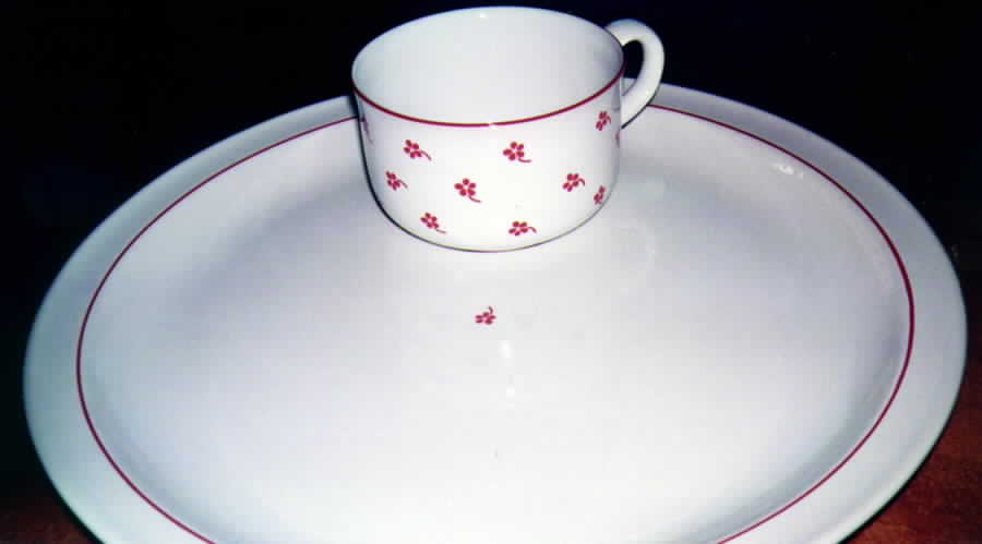 Daisy Red Dinner Plate by Sodahl (Denmark)-1