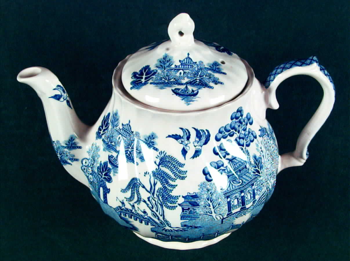 Blue Willow (No Trim, Cream) Teapot & Lid by Sadler-1