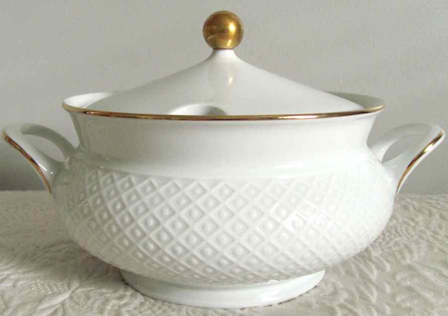 19330 Round Covered Vegetable by Seltmann-1