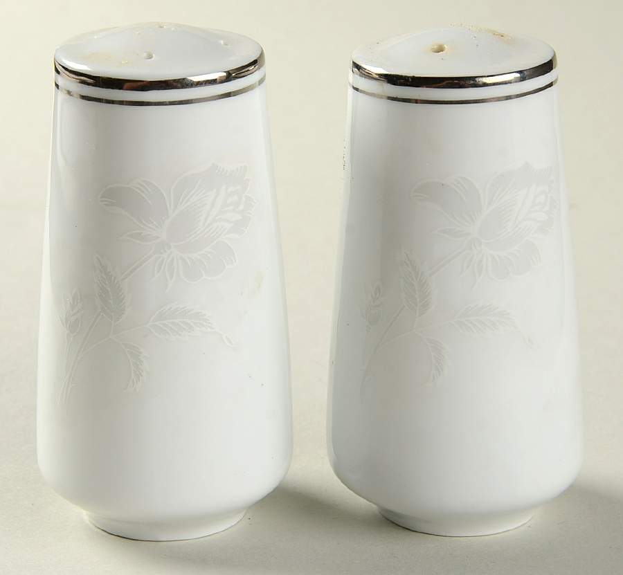 Carolyn (With Ring) Salt & Pepper Set by Seizan-1