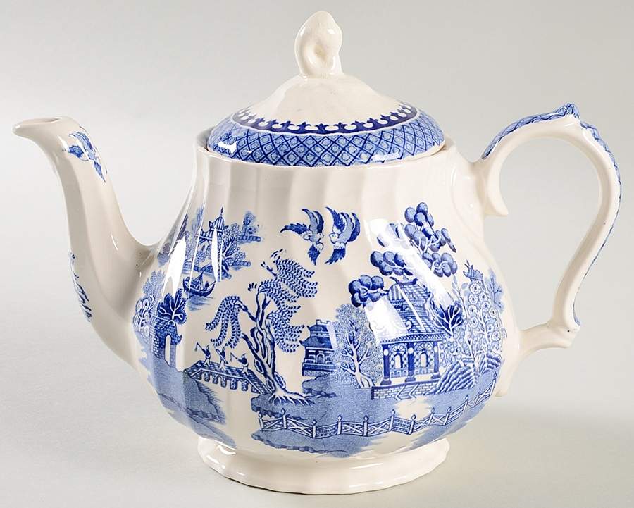 Blue Willow (No Trim, White) Teapot & Lid by Sadler-1