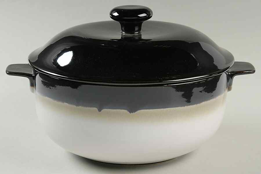 Eclipse Black 2.5 Qt Round Covered Casserole by Sango-1