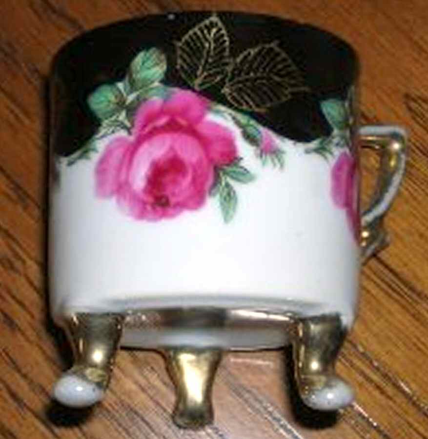 6-890 Footed Cup by Saji-1