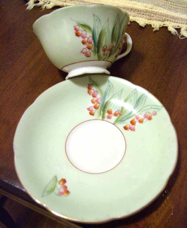 SAJ22 Footed Cup & Saucer Set by Saji-1