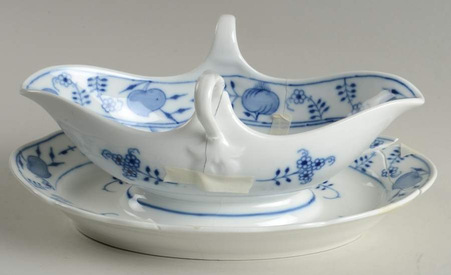Blue Onion Gravy Boat with Attached Underplate by Schoenau-1