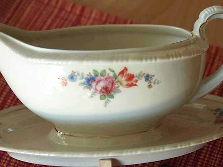 SCD119 Gravy Boat with Attached Underplate by Schonwald-1
