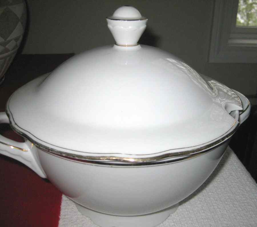 SCH629 Tureen &  Lid by Schumann - Bavaria-1