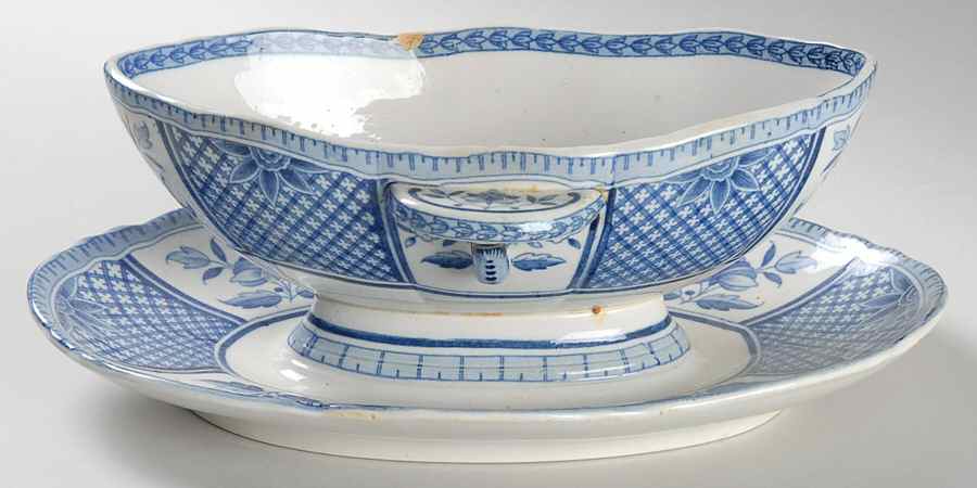 La Fayette Gravy Boat with Attached Underplate by Sarreguemines-1