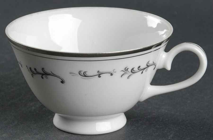 Platinum Scroll Footed Cup by Taihei-1