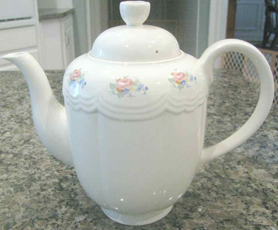 TAU4 Teapot & Lid by Tabletops Unlimited-1