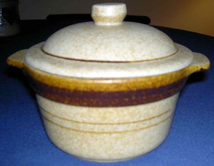Palomino 1 Qt Round Covered Casserole by Treasure Craft-1