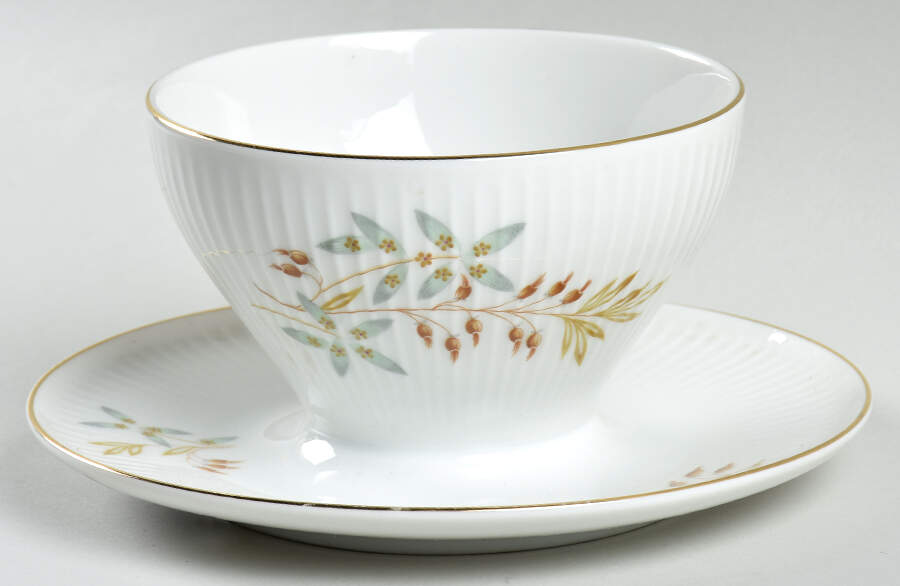 7472 (Rim, Ribbed) Gravy Boat with Attached Underplate by Thomas-1