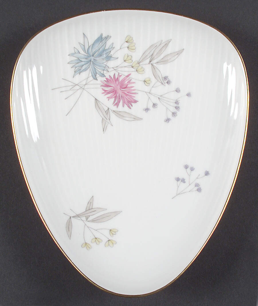 7507 8" Triangular Tray by Thomas-1