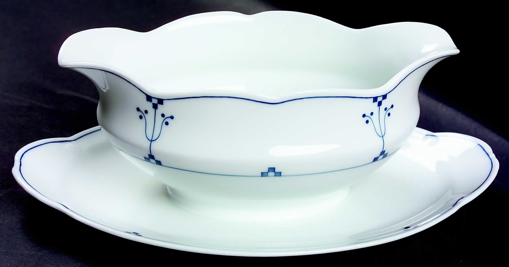 Bavarian Blue Gravy Boat with Attached Underplate by Thomas-1