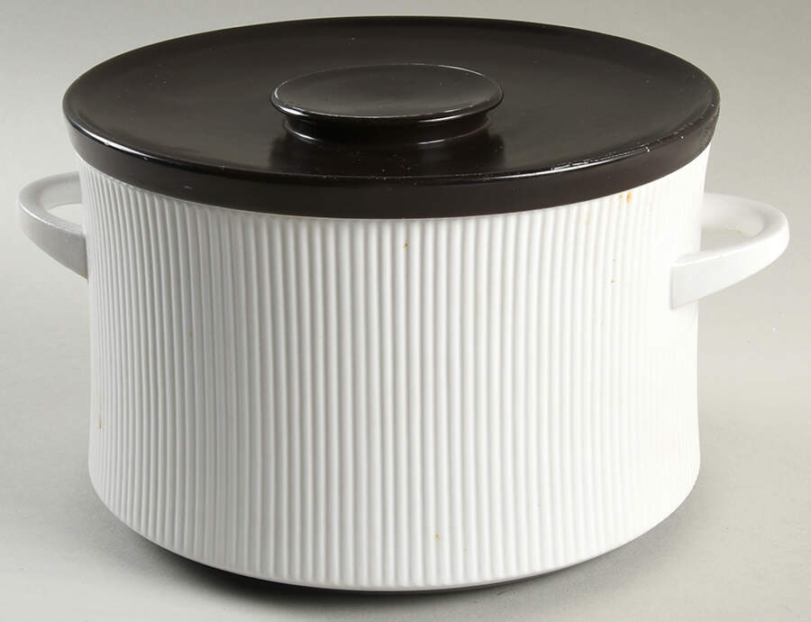 11010 2.75 Qt Round Covered Casserole by Thomas-1