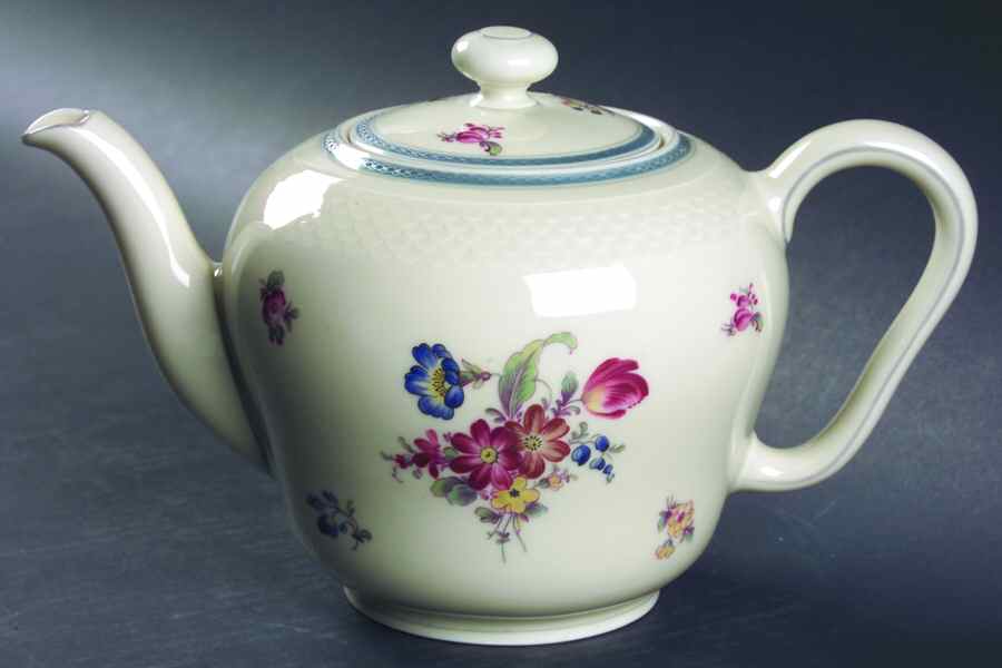 07143 Teapot & Lid by Thomas-1