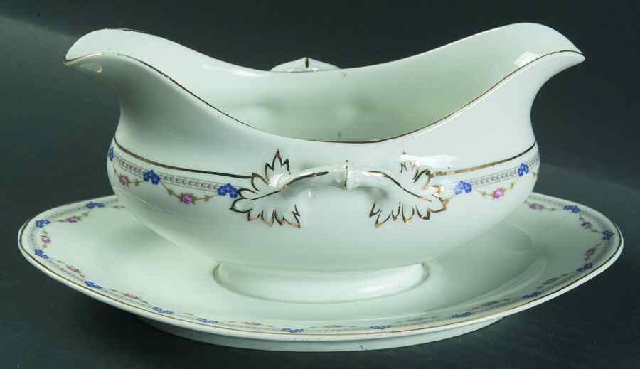 4567 Gravy Boat with Attached Underplate by Thun-1