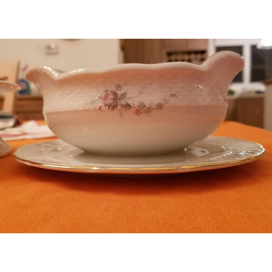 Rosebud Gravy Boat with Attached Underplate by Thun-1