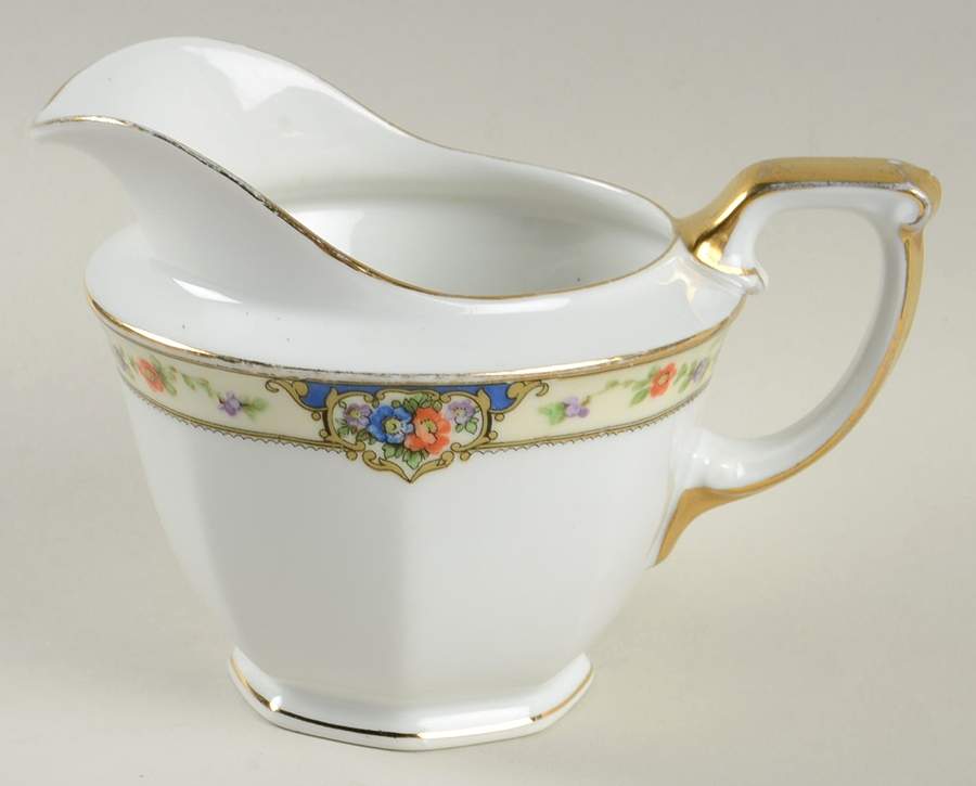 Savoy Creamer by Thun-1