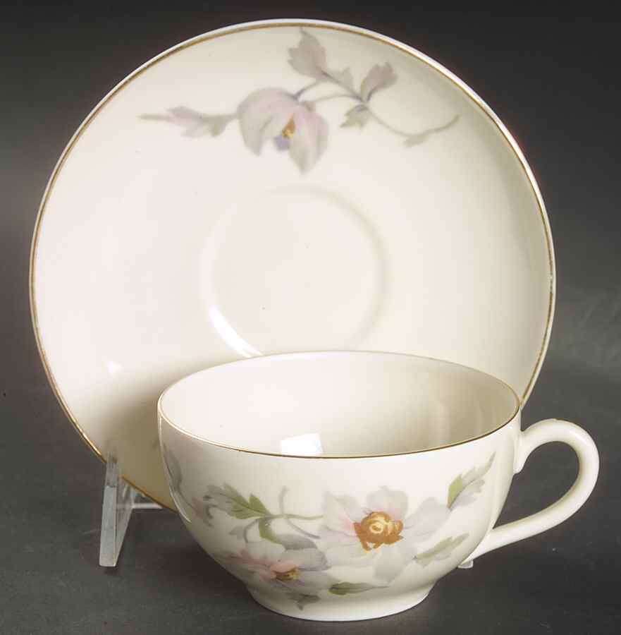 THU4 (CREAM BKGD) Flat Cup & Saucer Set by Thun-1