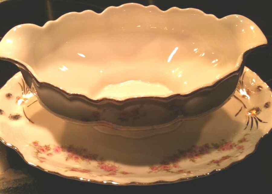 THU43 Gravy Boat with Attached Underplate by Thun-1