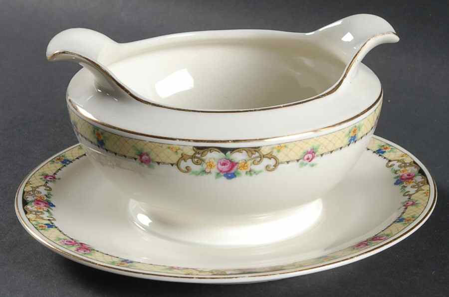 Trellis (Smooth) Gravy Boat with Attached Underplate by Thun-1