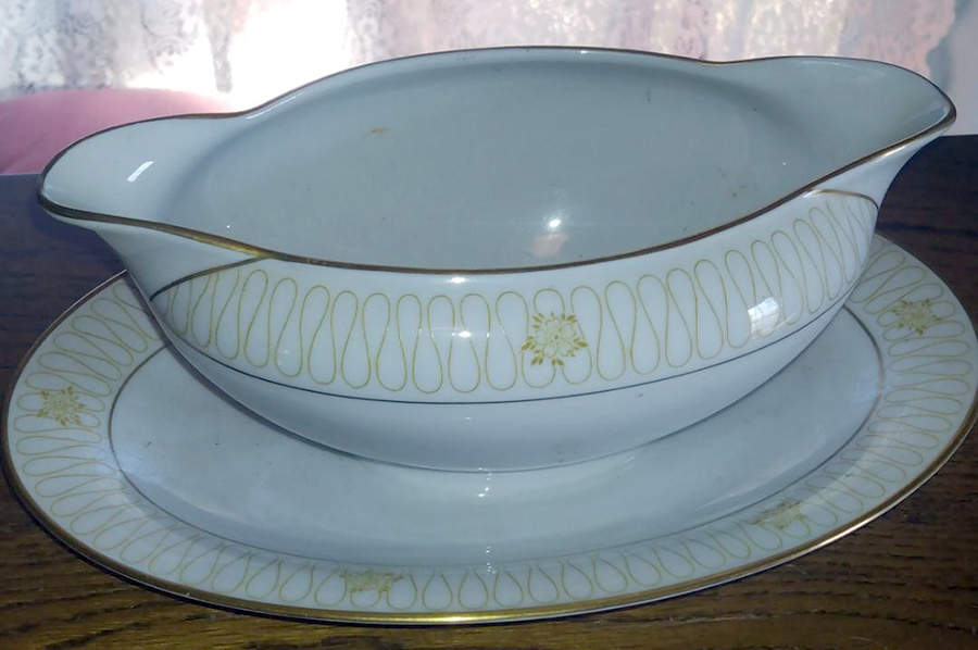 Astoria Gravy Boat with Attached Underplate by Tirschenreuth-1