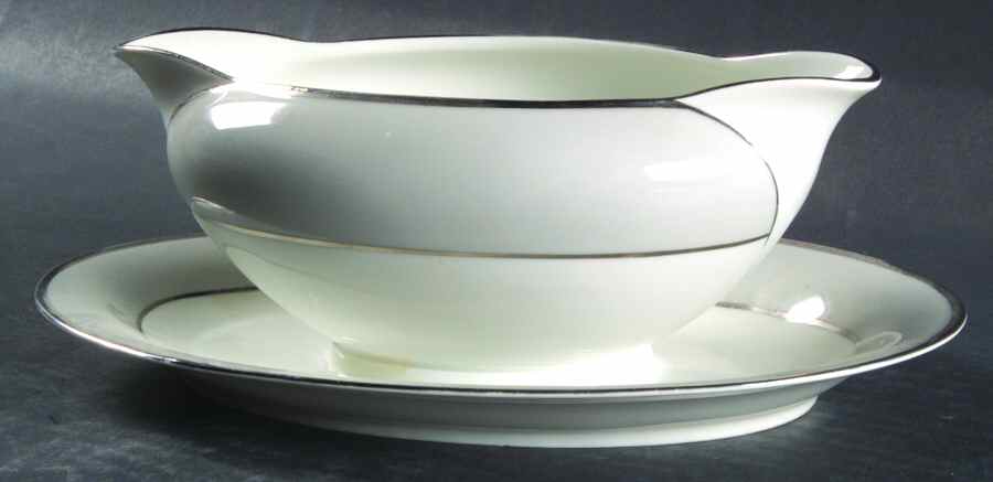 Dawn Gravy Boat with Attached Underplate by Tirschenreuth-1