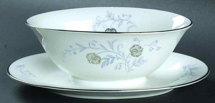 Enchanting Gravy Boat with Attached Underplate by Tirschenreuth-1