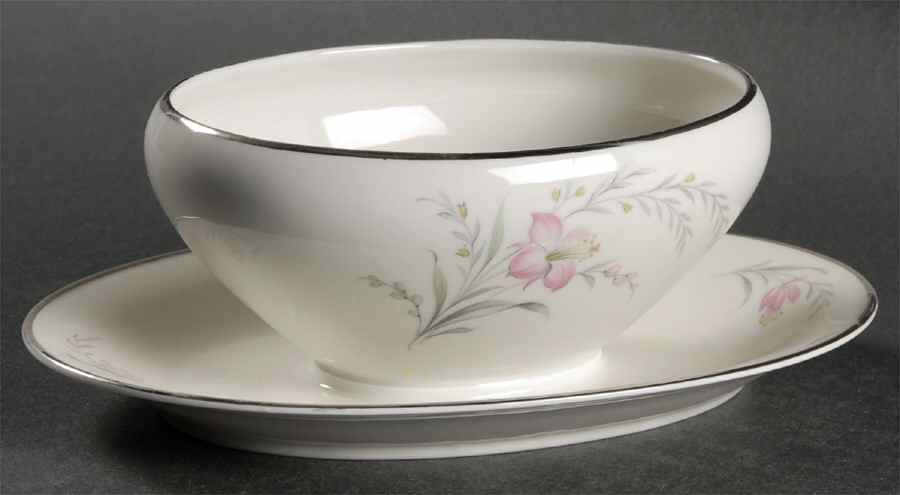 Entrancing Gravy Boat with Attached Underplate by Tirschenreuth-1