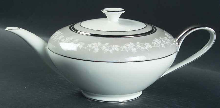 Mayflower Teapot & Lid by Tirschenreuth-1