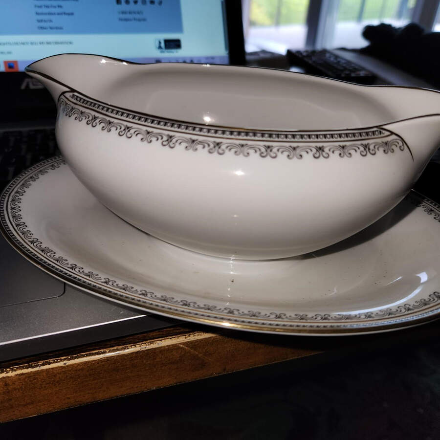 Portland Gravy Boat with Attached Underplate by Tirschenreuth-1