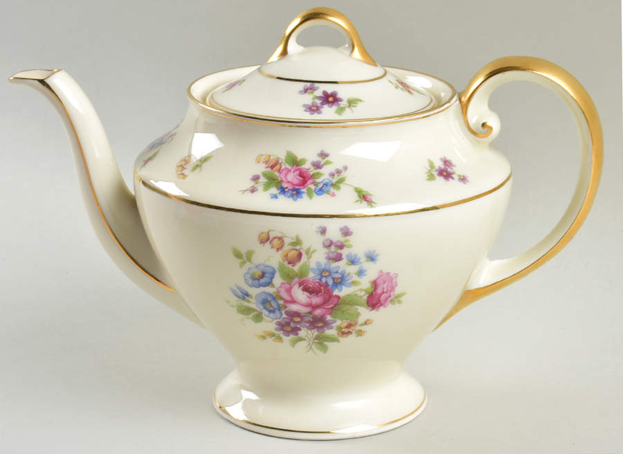 Queen's Rose Smooth #4416 Teapot & Lid by Tirschenreuth-1
