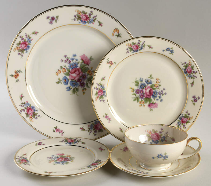 Queen's Rose Smooth #4416 40  Piece Estate Set by Tirschenreuth-1