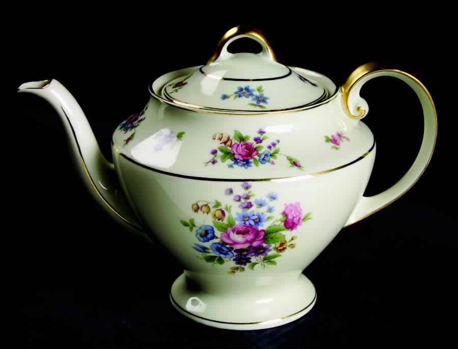Queen's Rose Smooth #4416 Teapot & Lid by Tirschenreuth-1