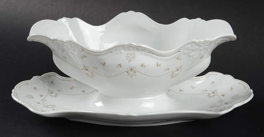 Royal Rouge Gravy Boat with Attached Underplate by Tirschenreuth-1