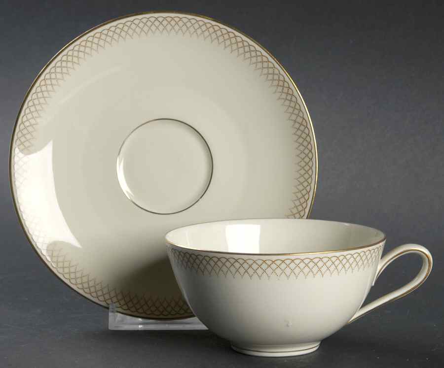2925 (Coupe) Flat Cup & Saucer Set by Tirschenreuth-1