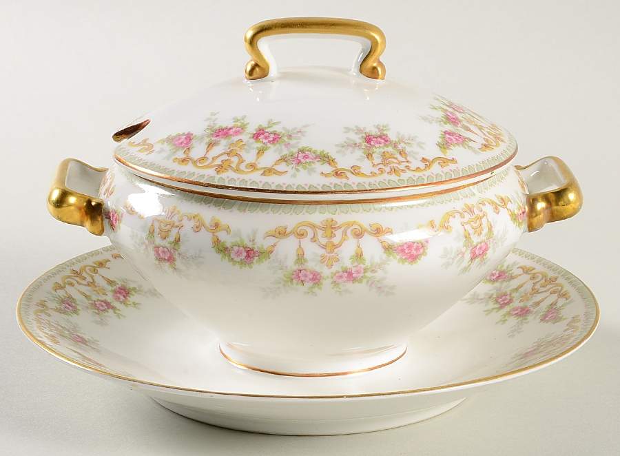4711 Gravy Boat w/Attached Underplate & Lid by Tressemanes & Vogt-1