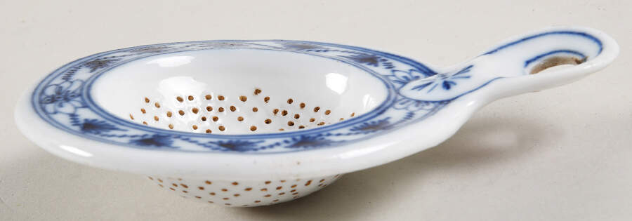 Blue Onion (Smooth) 1 Piece Tea Strainer by Thun-1
