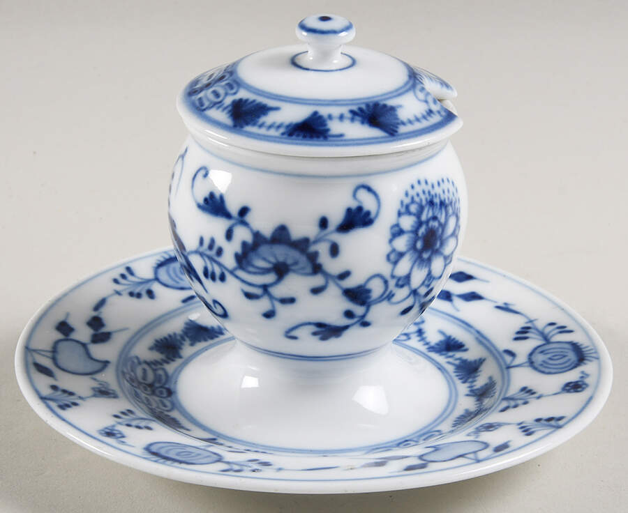 Blue Onion (Smooth) Mustard with Lid & Attached Underplate by Thun-1