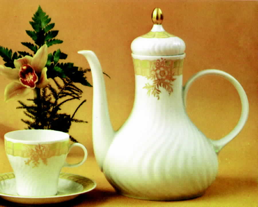 Mozart (Gold, Harmonie Shape) Coffee Pot & Lid by Tirschenreuth-1