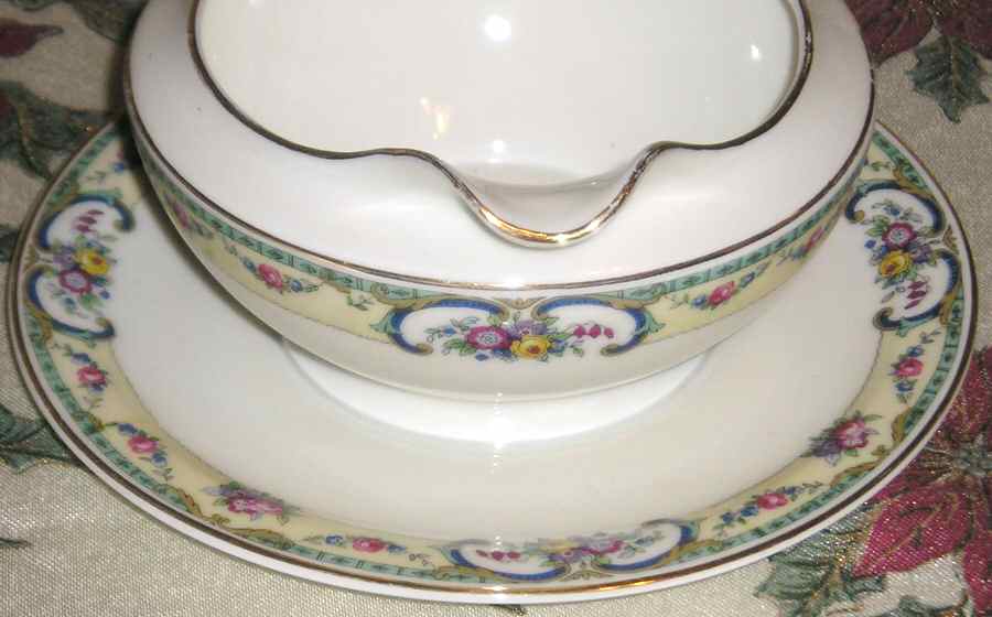 THU153 Gravy Boat with Attached Underplate by Thun-1