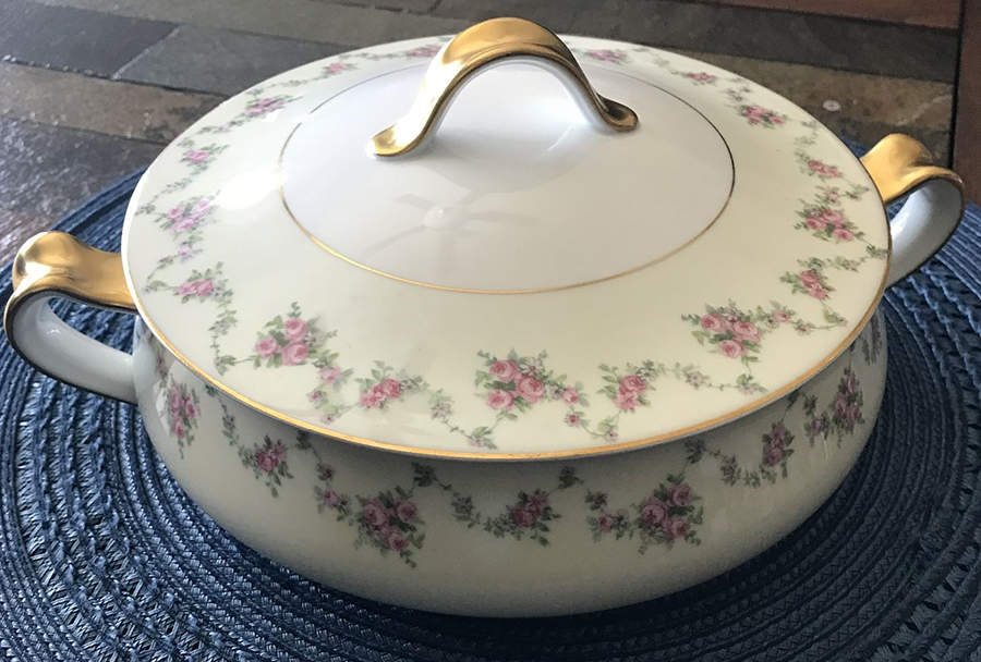 Fairmont Round Covered Vegetable by Thun-1