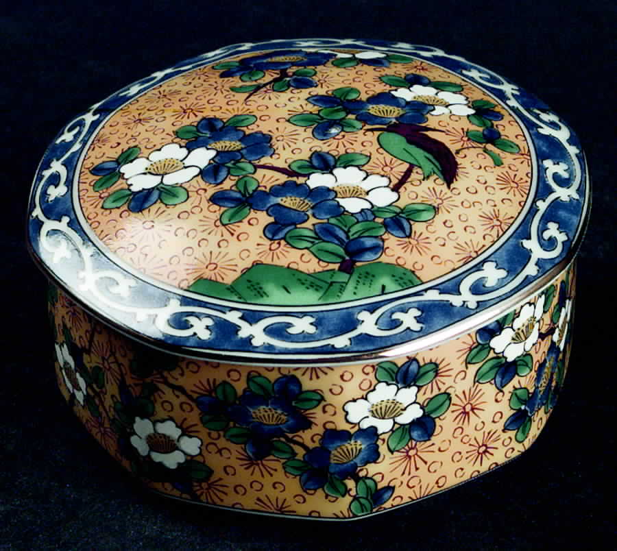 Kutani Round Box & Lid by Takahashi-1