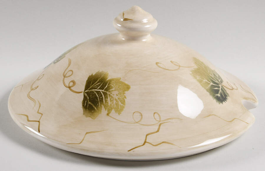 Cabernet (Semi Scallop, Rippled) Lid for Tureen by Tabletops Unlimited-1