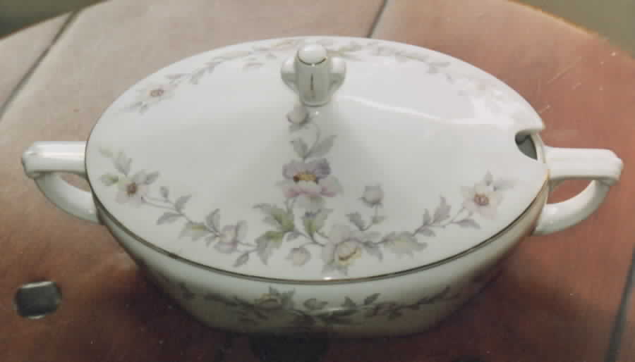 18111 Tureen &  Lid by Thun-1