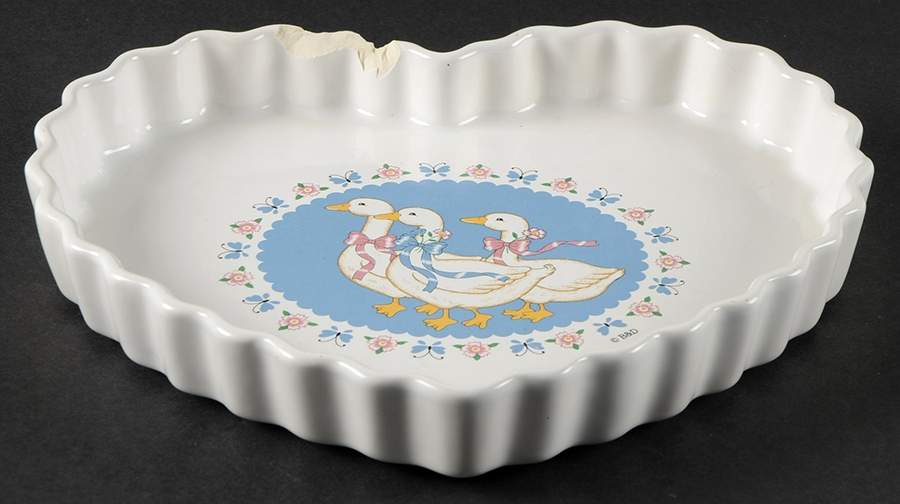 Ribbon Geese Heart Shape Quiche Dish by Treasure Craft-1