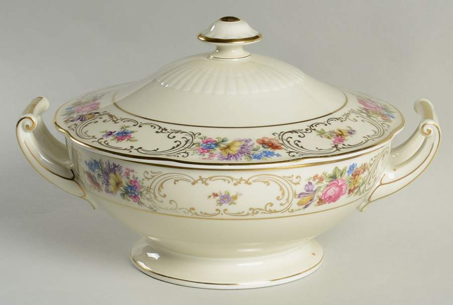Wettin (Scalloped) Round Covered Vegetable by Tirschenreuth-1