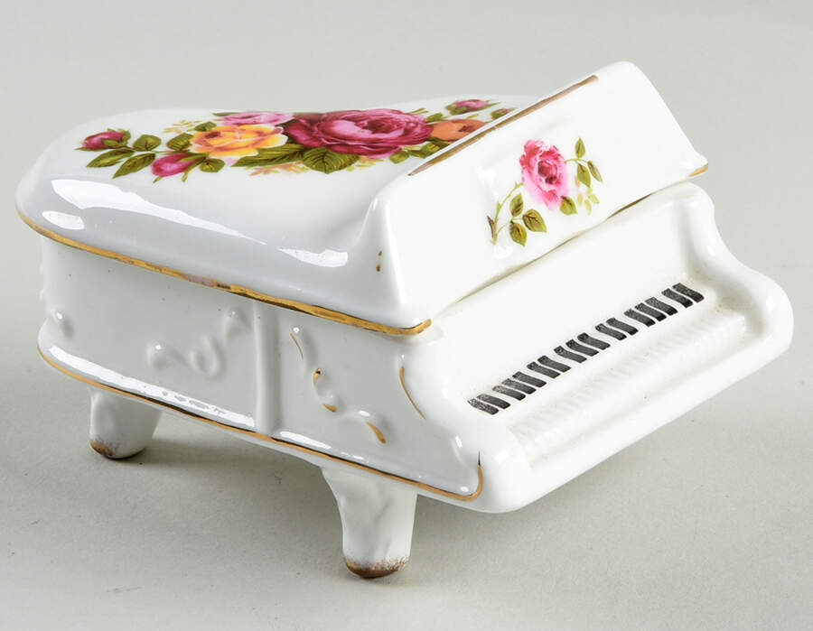 Cottage Rose Figural Covered Box by Taiwan-1